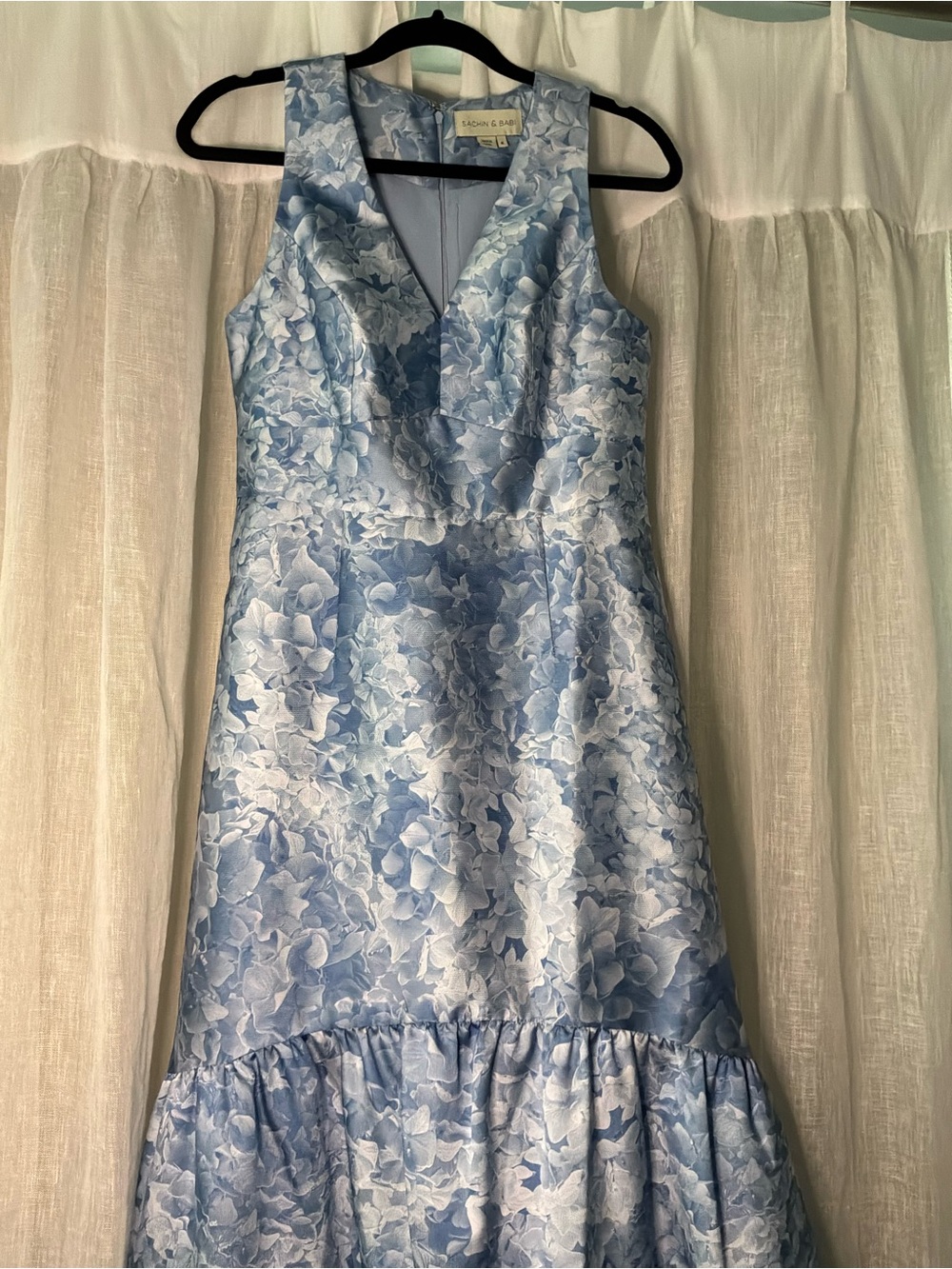 Sachin + Babi Sleeveless Light Blue Floral V-Neck Floor Length Formal Dress - Picture 2 of 10